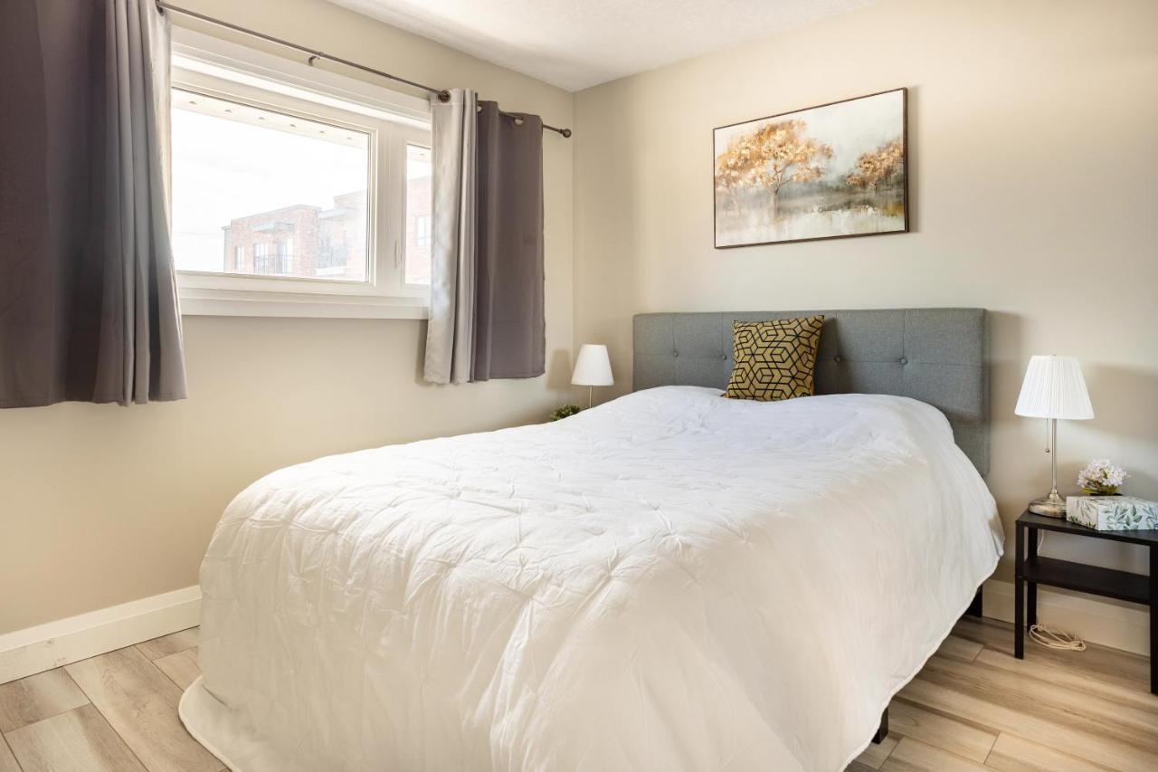 Entire 2 Bedroom Apartment Downtown - U3 Waterloo Bagian luar foto