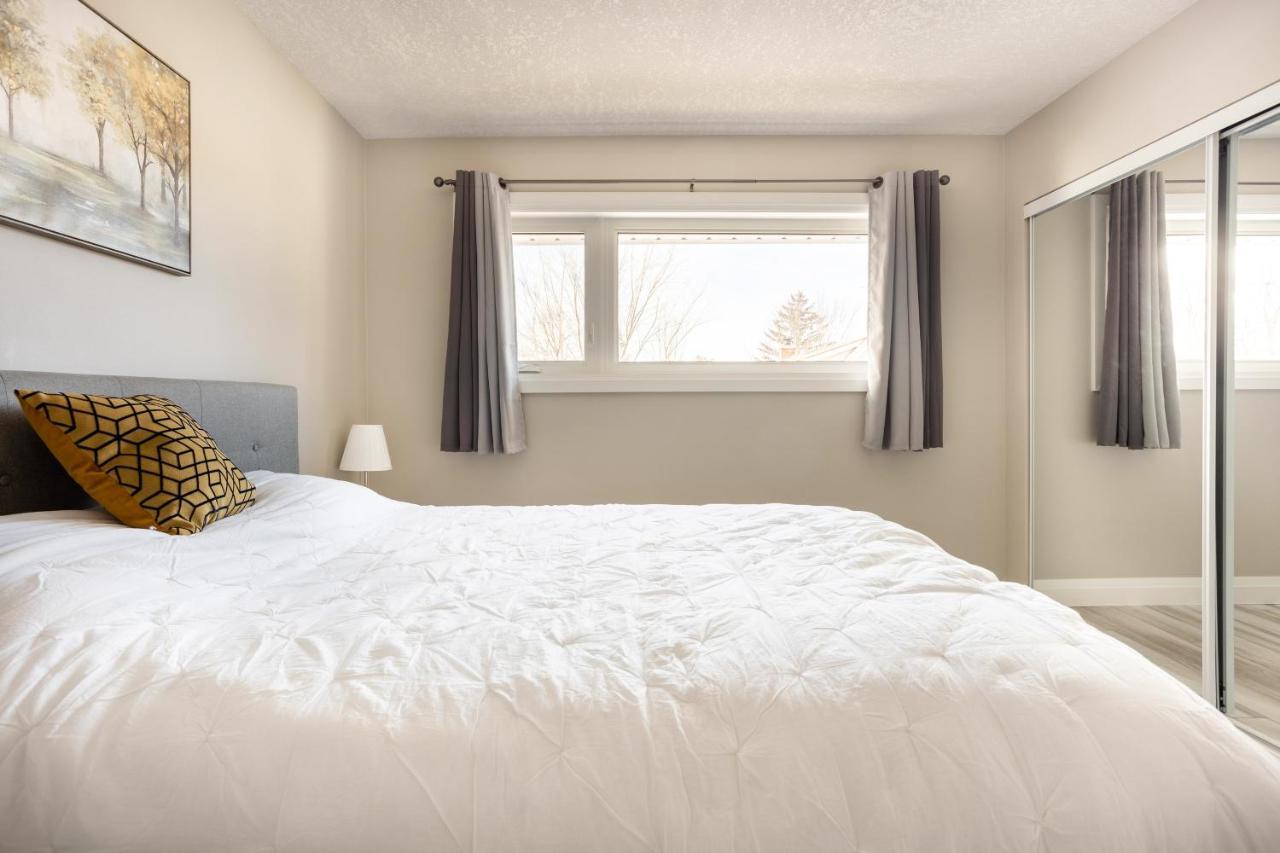Entire 2 Bedroom Apartment Downtown - U3 Waterloo Bagian luar foto